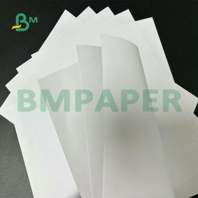 กระดาษไร้กระดาษเคลือบผิวรูปแบบกว้าง 55gsm 60gsm 65gsm สำหรับการพิมพ์ข้อความในโรงเรียน